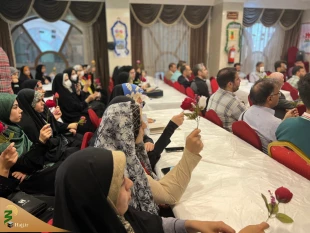 در مدینه منوره ؛

دانشجویان با شاخه های گل در جشن ولادت امام حسین و قمربنی‌هاشم  4