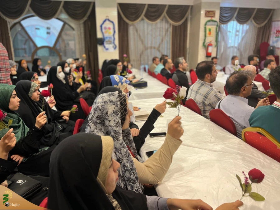در مدینه منوره ؛

دانشجویان با شاخه های گل در جشن ولادت امام حسین و قمربنی‌هاشم  4