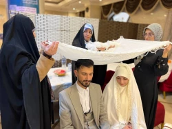 با حضور مسئول بعثه رهبری در مدینه و دانشجویان عمره گزار ؛

مراسم عقد ازدواج دانشجویی در مدینه منوره  3