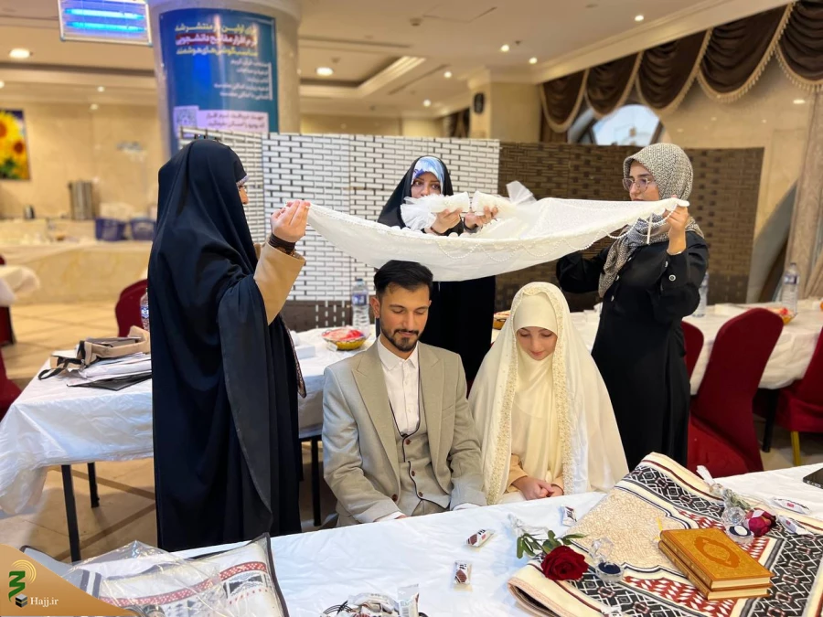 با حضور مسئول بعثه رهبری در مدینه و دانشجویان عمره گزار ؛

مراسم عقد ازدواج دانشجویی در مدینه منوره  2