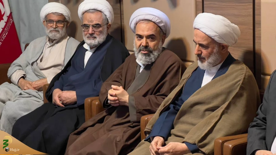 هم اندیشی مسئول بعثه رهبری در مدینه با مدیران و روحانیون کاروانهای دانشجویی؛

تلاش برای افزایش بهره معنوی دانشجویان در عمره  
 3