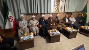 هم اندیشی مسئول بعثه رهبری در مدینه با مدیران و روحانیون کاروانهای دانشجویی؛

تلاش برای افزایش بهره معنوی دانشجویان در عمره  
 2