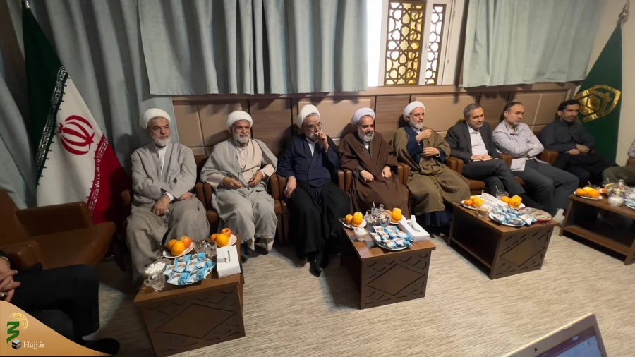 هم اندیشی مسئول بعثه رهبری در مدینه با مدیران و روحانیون کاروانهای دانشجویی؛

تلاش برای افزایش بهره معنوی دانشجویان در عمره  
 2
