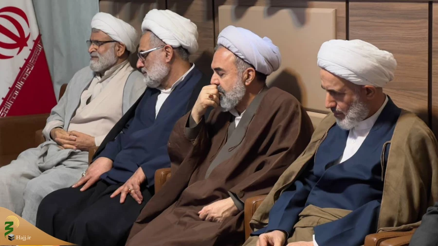 هم اندیشی مسئول بعثه رهبری در مدینه با مدیران و روحانیون کاروانهای دانشجویی؛

تلاش برای افزایش بهره معنوی دانشجویان در عمره  
 2