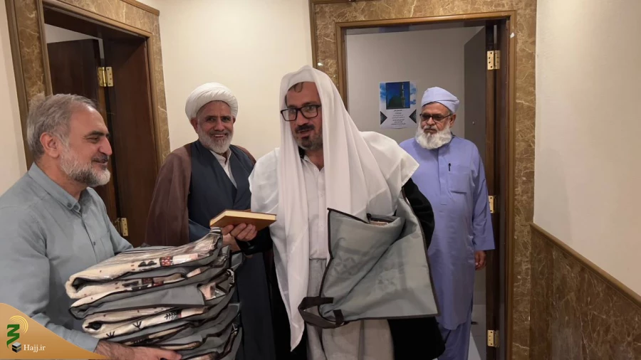مسئول بعثه رهبری در دیدار علمای اهل سنت 

 5