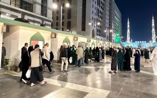 غرفه‌های خوشمزه در ضلع جنوبی مسجدالنبی؛ پاتوق شبانه زائران از کشورهای مختلف 9