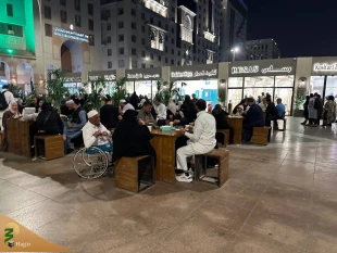 غرفه‌های خوشمزه در ضلع جنوبی مسجدالنبی؛ پاتوق شبانه زائران از کشورهای مختلف
 3