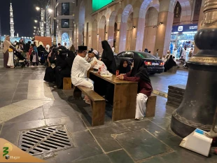 غرفه‌های خوشمزه در ضلع جنوبی مسجدالنبی؛ پاتوق شبانه زائران از کشورهای مختلف
 7