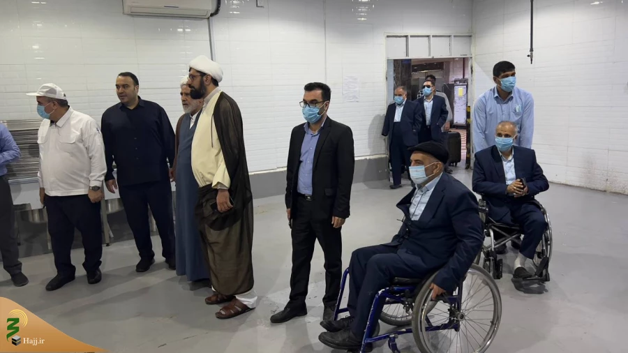 در مدینه منوره ؛
بازدید مسئول بعثه رهبری به همراه تعدادی از جانبازان از آشپزخانه مرکزی  3