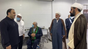 در مدینه منوره ؛
بازدید مسئول بعثه رهبری به همراه تعدادی از جانبازان از آشپزخانه مرکزی  4