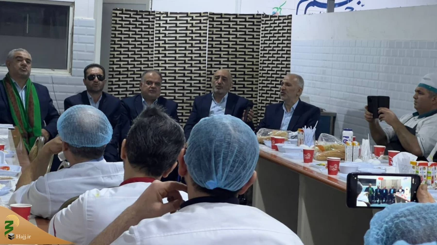 در مدینه منوره ؛
بازدید مسئول بعثه رهبری به همراه تعدادی از جانبازان از آشپزخانه مرکزی  10