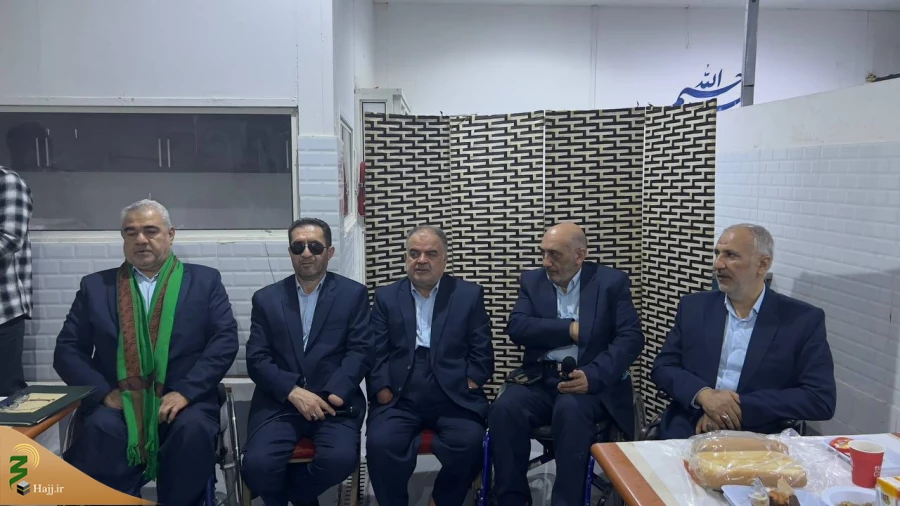 در مدینه منوره ؛
بازدید مسئول بعثه رهبری به همراه تعدادی از جانبازان از آشپزخانه مرکزی  3