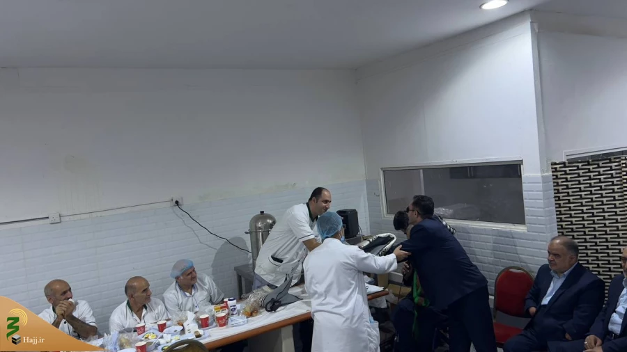 در مدینه منوره ؛
بازدید مسئول بعثه رهبری به همراه تعدادی از جانبازان از آشپزخانه مرکزی  2