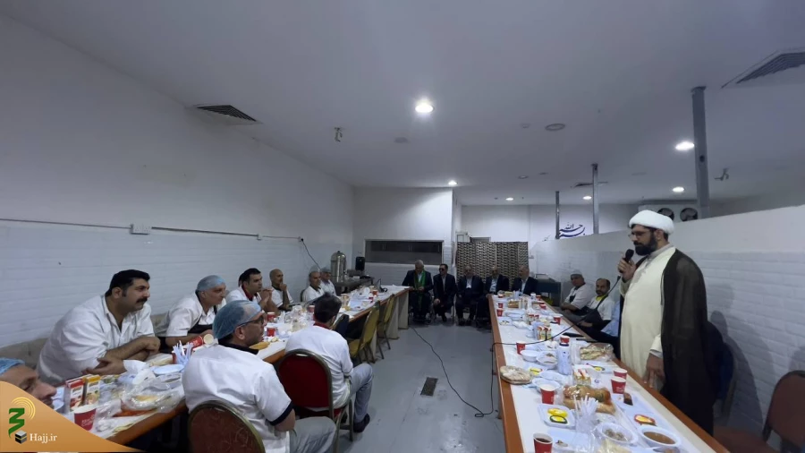در مدینه منوره ؛
بازدید مسئول بعثه رهبری به همراه تعدادی از جانبازان از آشپزخانه مرکزی  2
