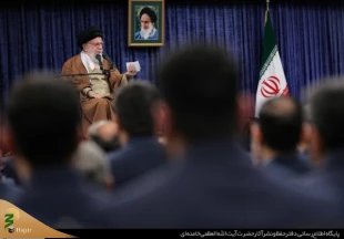 در دیدار فرماندهان نیروی هوایی و پدافند هوایی ارتش 

رهبر انقلاب : مذاکره با آمریکا ، عاقلانه ، هوشمندانه و شرافتمندانه نیست 2
