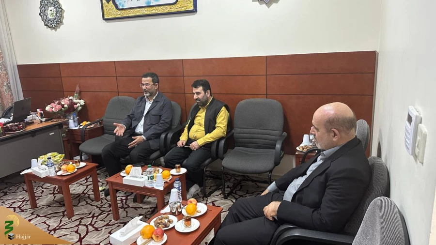 در دیدار محمدمهدی برادران با مسئول بعثه رهبری در مکه

بهره‌گیری از ظرفیت‌های حج در توسعه خدمات زائران
 4