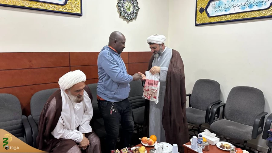 حضور محمد سودانی نماینده شرکت حمل و نقل زائران "دوره المنوره" در بعثه رهبری 4