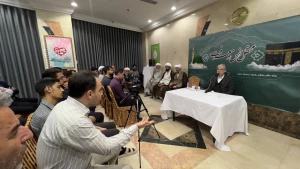 در جمع دانشجویان عمره گزار در مدینه مطرح شد ؛

وزیر علوم: اخلاق، عدالت و استقلال از ارزش‌های ماندگار انقلاب اسلامی+عکس 