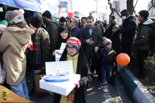 غرفه فرهنگی مجموعه حج و زیارت در راهپیمایی یوم الله ۲۲ بهمن 7
