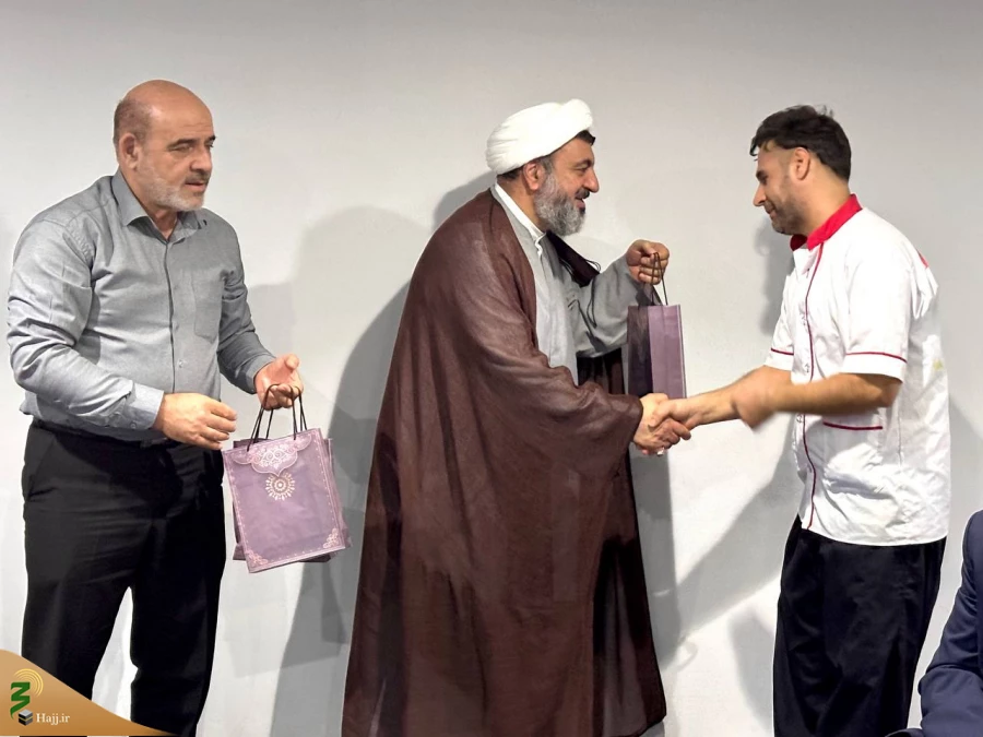 دیدار مسئولین بعثه رهبری و ستاد عمره از آشپزخانه مکه :

 تقدیر از خادمان زائرین در ایام شعبانیه 6