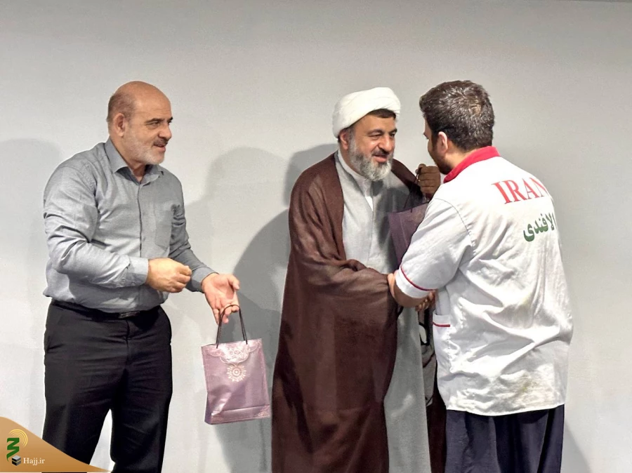 دیدار مسئولین بعثه رهبری و ستاد عمره از آشپزخانه مکه :

 تقدیر از خادمان زائرین در ایام شعبانیه 7