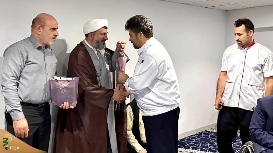 دیدار مسئولین بعثه رهبری و ستاد عمره از آشپزخانه مکه :

 تقدیر از خادمان زائرین در ایام شعبانیه 8