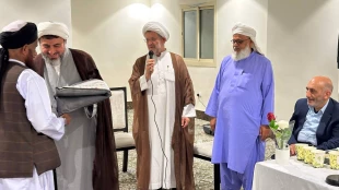 حضور مسئول دفتر بعثه رهبری در کاروان اهل سنت در مکه:

"مولوی حسین زهی: انقلاب اسلامی ایران، بیداری جهان اسلام و نماد ایثار و استقامت در برابر ظلم" 3