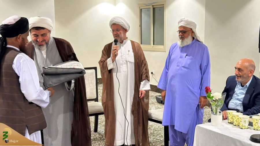 حضور مسئول دفتر بعثه رهبری در کاروان اهل سنت در مکه:

"مولوی حسین زهی: انقلاب اسلامی ایران، بیداری جهان اسلام و نماد ایثار و استقامت در برابر ظلم" 3