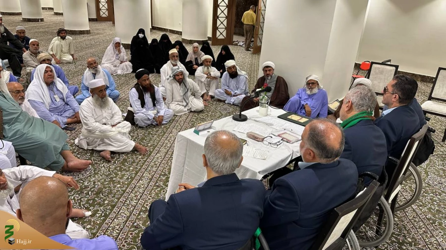 حضور مسئول دفتر بعثه رهبری در کاروان اهل سنت در مکه:

"مولوی حسین زهی: انقلاب اسلامی ایران، بیداری جهان اسلام و نماد ایثار و استقامت در برابر ظلم" 4