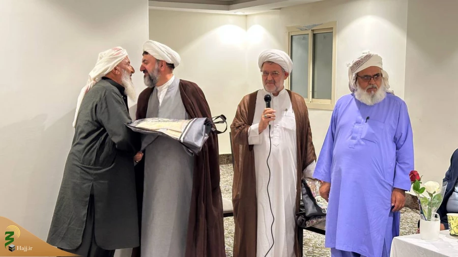 حضور مسئول دفتر بعثه رهبری در کاروان اهل سنت در مکه:

"مولوی حسین زهی: انقلاب اسلامی ایران، بیداری جهان اسلام و نماد ایثار و استقامت در برابر ظلم" 5