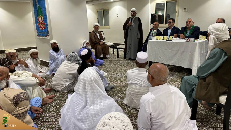 حضور مسئول دفتر بعثه رهبری در کاروان اهل سنت در مکه:

"مولوی حسین زهی: انقلاب اسلامی ایران، بیداری جهان اسلام و نماد ایثار و استقامت در برابر ظلم" 7