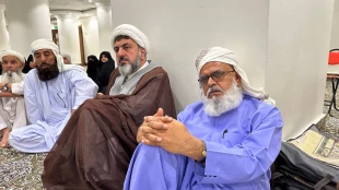 حضور مسئول دفتر بعثه رهبری در کاروان اهل سنت در مکه:

"مولوی حسین زهی: انقلاب اسلامی ایران، بیداری جهان اسلام و نماد ایثار و استقامت در برابر ظلم" 10