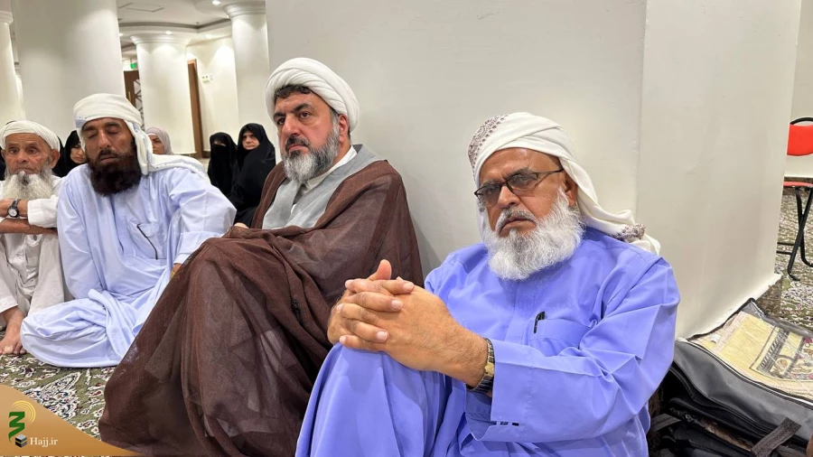 حضور مسئول دفتر بعثه رهبری در کاروان اهل سنت در مکه:

"مولوی حسین زهی: انقلاب اسلامی ایران، بیداری جهان اسلام و نماد ایثار و استقامت در برابر ظلم" 10