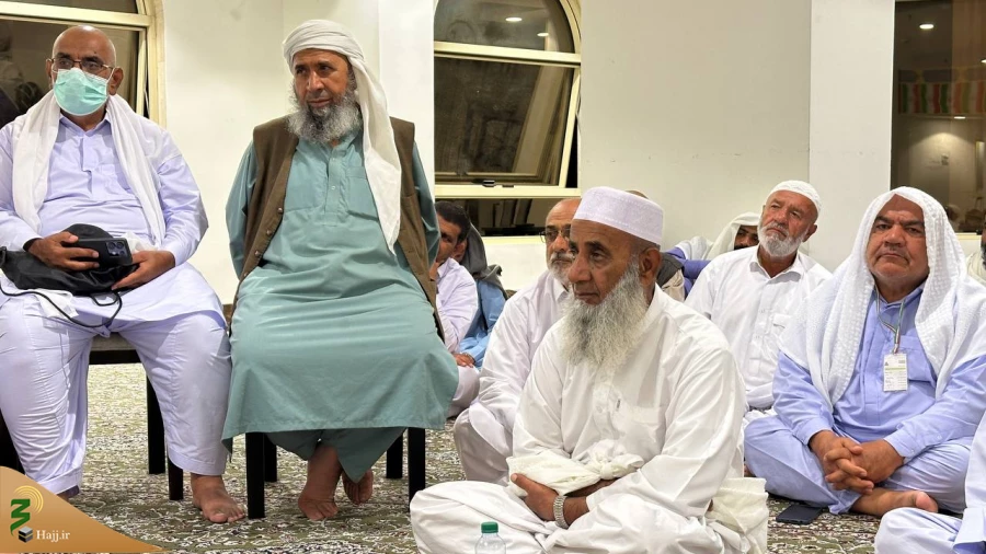 حضور مسئول دفتر بعثه رهبری در کاروان اهل سنت در مکه:

"مولوی حسین زهی: انقلاب اسلامی ایران، بیداری جهان اسلام و نماد ایثار و استقامت در برابر ظلم" 11