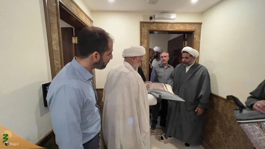 تاکیدمسئول بعثه رهبری در مدینه؛

عمره دانشگاهیان فرصتی برای تحول در دانشجو و دانشگاه  10