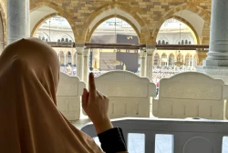 لحظه‌ای معنوی در دل مسجدالحرام:

 زن و شوهری که در کنار کعبه ایستاده‌اند 2