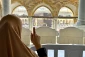 لحظه‌ای معنوی در دل مسجدالحرام:

 زن و شوهری که در کنار کعبه ایستاده‌اند 2