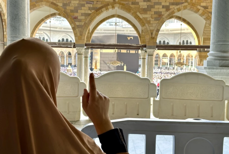 لحظه‌ای معنوی در دل مسجدالحرام:

 زن و شوهری که در کنار کعبه ایستاده‌اند 2