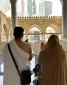 لحظه‌ای معنوی در دل مسجدالحرام:

 زن و شوهری که در کنار کعبه ایستاده‌اند 2