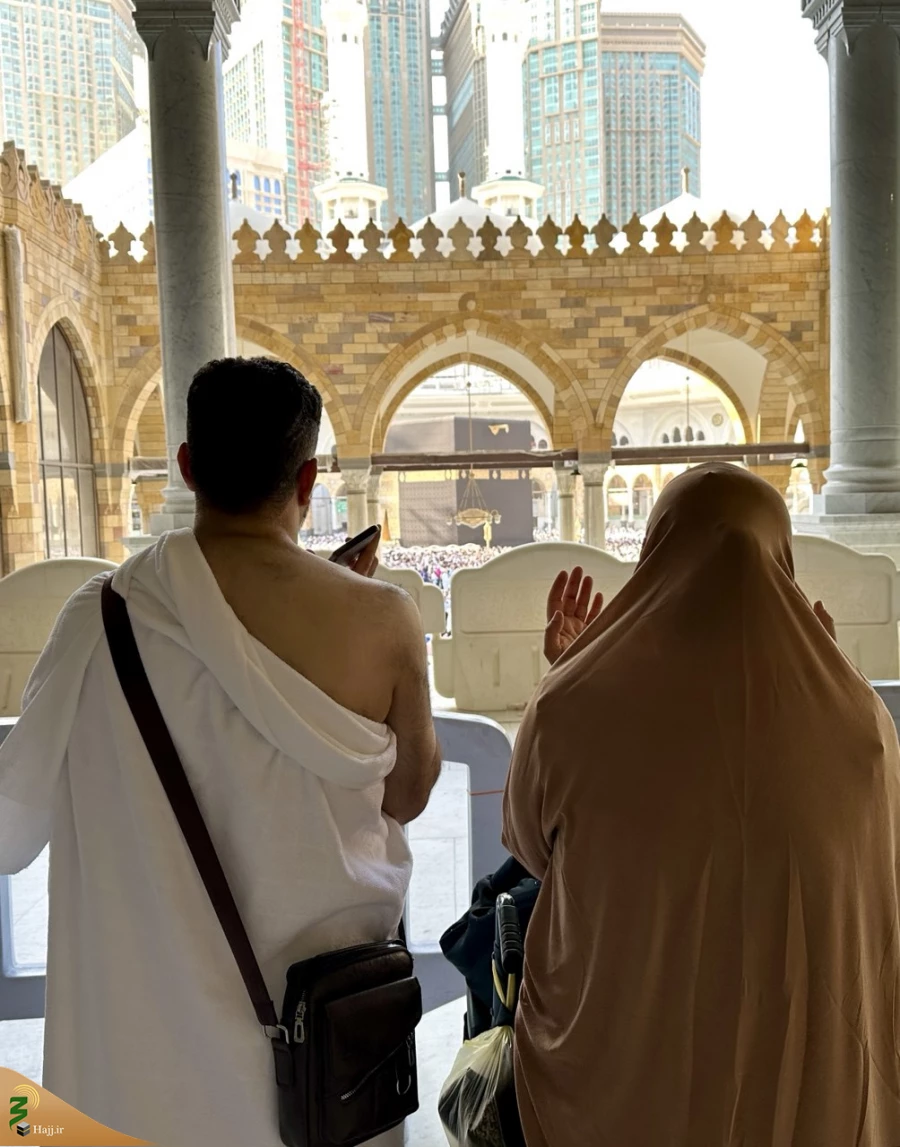 لحظه‌ای معنوی در دل مسجدالحرام:

 زن و شوهری که در کنار کعبه ایستاده‌اند 2