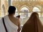 لحظه‌ای معنوی در دل مسجدالحرام:

 زن و شوهری که در کنار کعبه ایستاده‌اند 3