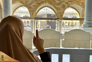 لحظه‌ای معنوی در دل مسجدالحرام:

 زن و شوهری که در کنار کعبه ایستاده‌اند 4