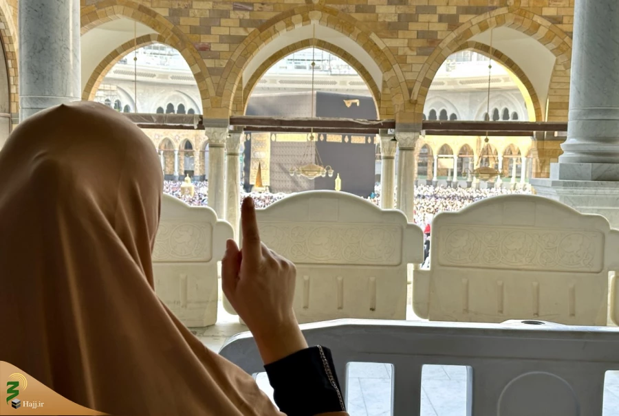 لحظه‌ای معنوی در دل مسجدالحرام:

 زن و شوهری که در کنار کعبه ایستاده‌اند 4