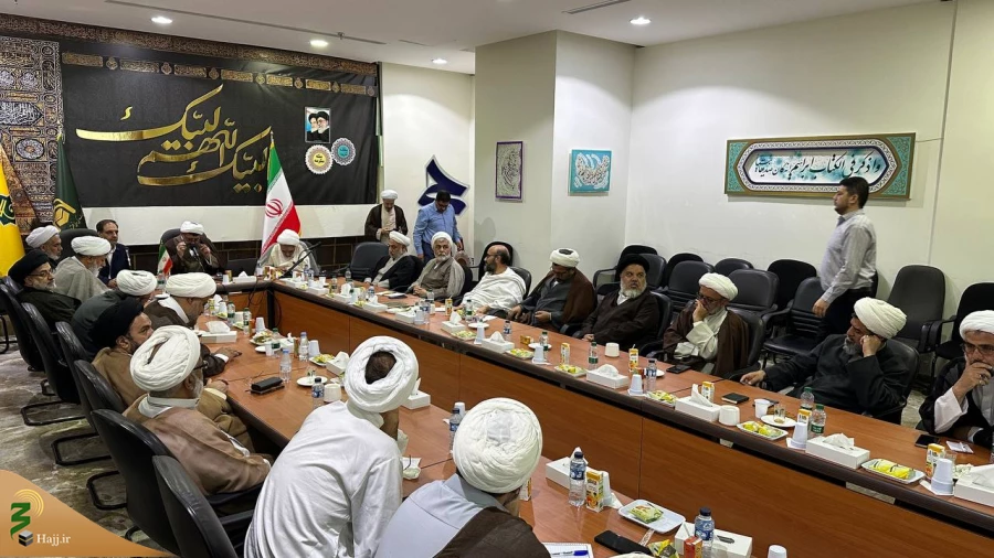 جلسه مستمر مسئولین بعثه رهبری با خادمان فرهنگی؛ 

تأکید بر ضرورت وحدت اسلامی  4