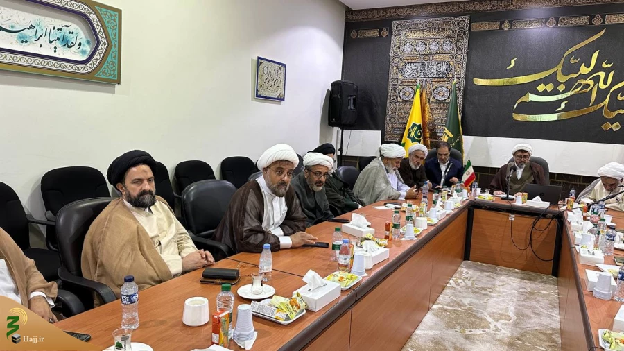 جلسه مستمر مسئولین بعثه رهبری با خادمان فرهنگی؛ 

تأکید بر ضرورت وحدت اسلامی  3