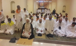 اقامه نماز جماعت به امامت آیت الله مظاهری در مسجد شجره 
 2