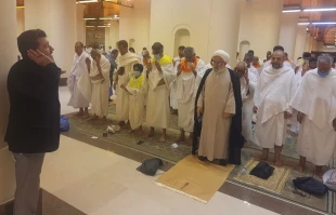 اقامه نماز جماعت به امامت آیت الله مظاهری در مسجد شجره 
 2
