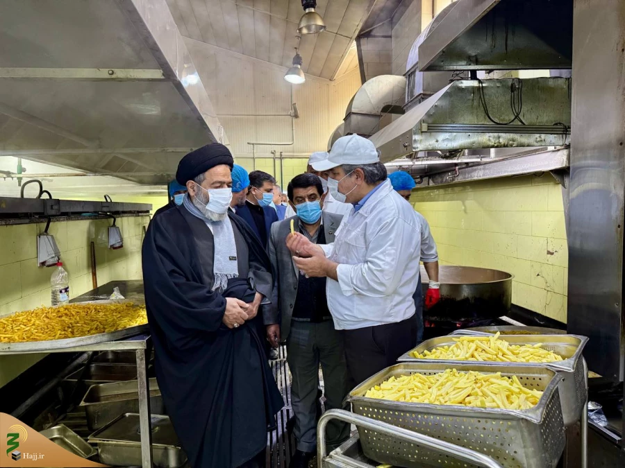 بازدید دست اندرکاران حج وزیارت از آشپزخانه کربلای معلی

طبخ دو  میلیون پرس غذا برای زائران عتبات در سال ۱۴۰۳ / فرایند کاملاً بهداشتی و تحت نظارت است 9