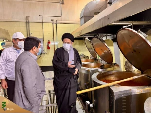 بازدید دست اندرکاران حج وزیارت از آشپزخانه کربلای معلی

طبخ دو  میلیون پرس غذا برای زائران عتبات در سال ۱۴۰۳ / فرایند کاملاً بهداشتی و تحت نظارت است 10