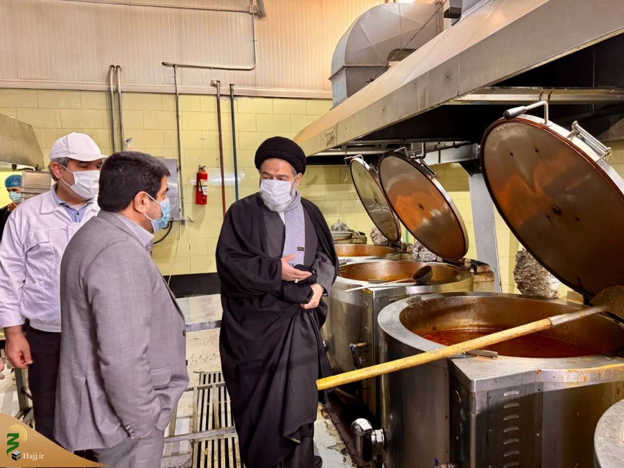 بازدید دست اندرکاران حج وزیارت از آشپزخانه کربلای معلی

طبخ دو  میلیون پرس غذا برای زائران عتبات در سال ۱۴۰۳ / فرایند کاملاً بهداشتی و تحت نظارت است 10